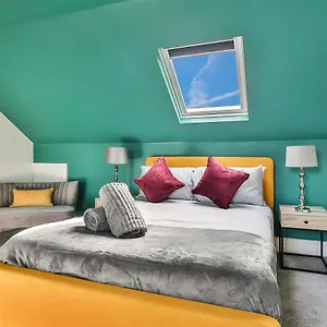 Hidden Gem-open To Book-super Location Holiday home