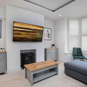 Spacious, High Spec & Modern Holiday home